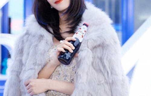 迪丽热巴回京后独自做美容，素颜状态引热议，私下生活超接地气！