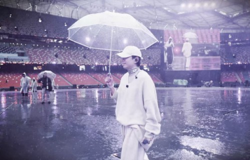 张杰鸟巢演唱会遇雨，一人撑全场观众席秒变'雨刷器'引热议|雨中|暴雨|舞台|音乐节|最美的太阳