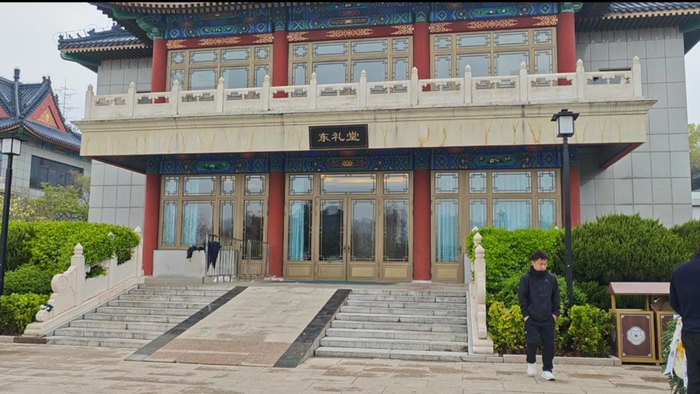 ▲东礼堂门前