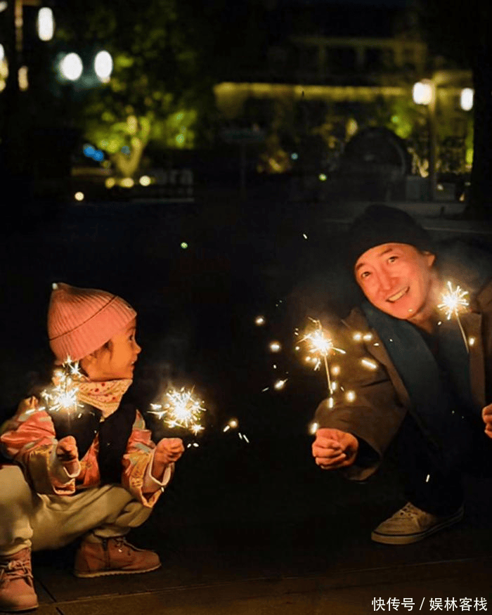  他的妻子高斯也是娱乐圈的知名演员，但她为了支持丈夫、照顾家庭，甘心放弃了自己的演艺事业，选择全身心地投入到家庭中。王阳深知妻子的付出，因此他更加努力工作，为家庭创造更好的生活条件。在日常生活中，他不仅自己全力以赴，且非常体谅妻子的辛苦，主动分担家务和照顾孩子。夫妻二人相互理解，互相扶持，婚姻生活和谐而幸福。他们5岁的女儿在充满爱与温暖的家庭中茁壮成长，性格开朗、外向，遗传了父母的优点，既聪明又可爱。这种家庭的和谐氛围，也为王阳提供了一个稳定的后方，使他能够专心投入到自己的事业中。 在娱乐圈中，王阳的人缘和口碑也是十分卓越的。他为人谦和、仗义、低调，从不摆明星架子。无论是对待同行还是工作人员，他都展现出极大的尊重和礼貌，圈内人都公认他是一个老好人。王传君曾因身体原因无法继续拍摄剧集，第一时间选择信任王阳，委托他代为出演。这份无保留的信任，也从侧面证明了王阳的可靠与真诚。他不攀比、不炫耀、不势利，一心踏实做人，认真演戏。在这个浮躁的娱乐圈，他依然保持初心，坚守底线。正是这样的艺德与人品，使他收获了业内和观众的双重认可。 如今48岁的王阳，岁月并未给他带来油腻与沧桑，反而赋予了他更加成熟稳重的气质。自律让他保持了优越的外形，演技让他在事业上站稳了脚跟，而他的人品则为他赢得了大众的喜爱和尊重。王阳用亲身经历证明了，成熟的男演员并不一定走向油腻的路线，叔圈男神的核心所在，便是自律、实力与责任担当。他在荧幕上是百变的演员，戏外却是自律的艺人、顾家的丈夫、温柔的奶爸，真正做到了用行动诠释优质偶像的定义。这样的王阳，无疑值得所有人的赞誉，也注定会在演艺道路上越走越远，用优质的作品回报观众，用陪伴守护幸福家庭。