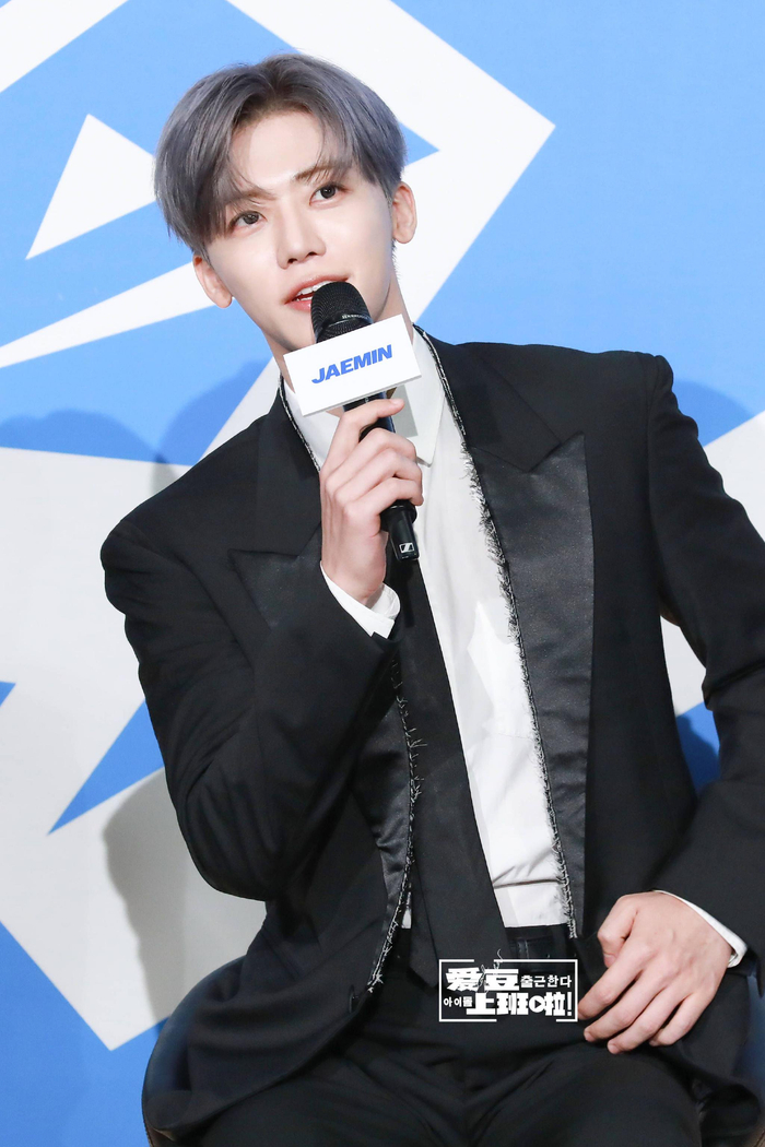 罗渽民超话：首先惊讶和感谢于有这么多人可以喜欢我们，当然能够开这种大场馆的演唱会是很好的。但正如大家如此喜欢我们一样，如果有机会在海外开fm的话，想要近距离的和粉丝们接触。