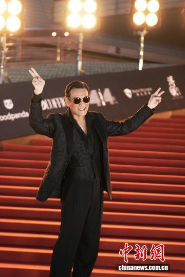 图为演员梁家辉亮相红毯。中新网记者 张祥毅 摄