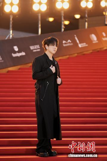 图为作为颁奖嘉宾的姜涛亮相红毯。中新网记者 张祥毅 摄