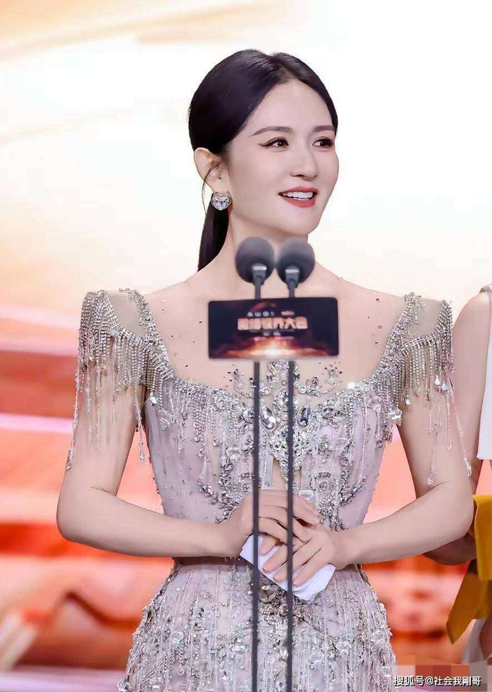  380元，能换来什么？不仅仅是两小时的演出，而是一张承载了一代人青春的门票。从《快乐大本营》中活泼张扬的太阳女神，到《乘风》舞台上突破自我的姐姐，谢娜用25年的时间证明：梦想无关早晚，情怀永远值得珍藏。正如粉丝所言：当年跟着《菠萝菠萝蜜》跳着幼稚舞蹈的小孩，如今长大了，终于可以买一张票，去看那个曾给予我们无数快乐的人。5月5日的成都夜空下，大概会弥漫着无数爷青回的感叹声。