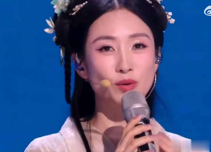  从那个曾经饰演安小主的角色，到如今站在《浪姐》的舞台，陶昕然用一场不带泪水的告别，完成了对自己的深刻交代。她拒绝了虚伪的客套，坦然接受得失，将遗憾转化为勇气，把离场化作新的出发。正如她所说——来不后悔，走不遗憾。这份洒脱的态度，远比27票的数字，承载着更为深厚的重量。