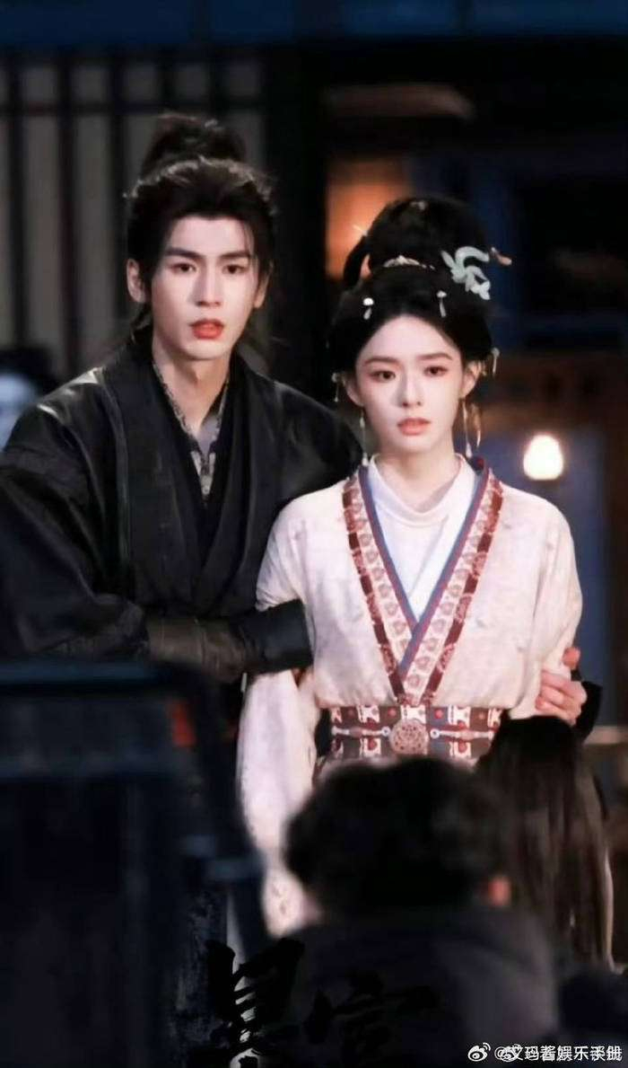  《归鸾》作为腾讯视频S+级大制作，改编自晋江10亿积分小说，讲述了一位心机深沉的疯狗帝王与背负家国仇恨的美强惨公主之间的爱恨纠葛。剧集的编剧阵容强大，包含了《星汉灿烂》的邹越和《良辰好景知几何》的全颖，单从权谋的剧情大纲来看，已经让观众的期待值蹭蹭上涨。而导演初的见擅长制造强烈冲突的镜头，更是让不少网友开始预测：如果这部剧爆红，张凌赫和林允估计会成为2026年古偶圈的顶流。 不过，这部剧的争议也不少。有人担心张凌赫的演技过于流水线化，觉得他可能撑不起萧厉这个从底层逆袭到帝王的复杂角色；而林允虽然凭借《水龙吟》中的哭戏收获了大量粉丝，但她的演技有时也会被批评为忽高忽低，观众不禁为她捏把汗。更有网友翻出两人之前冷脸的路透图，质疑他们的CP感是否真的存在。然而，随着张凌赫为林允挡太阳的视频曝光，评论区的声音瞬间发生了反转：原来之前我们没get到，现在真香了！ 目前，《归鸾》才刚拍完三分之一，但已经凭借一系列路透照频频上热搜。从开机仪式上上海大屏幕展示的恭迎一番大男主萧厉，到张凌赫为林允撑红伞挡雪的经典路透，剧组每一步的操作都精准地踩在了观众的兴趣点上。至于这对乱世帝后最终能否打动观众、让粉丝们疯狂嗑CP，只能等到春节档的播出揭晓答案。毕竟，如今的古偶剧市场，能够让网友们心甘情愿说出般配这两个字的CP，实在不多见。